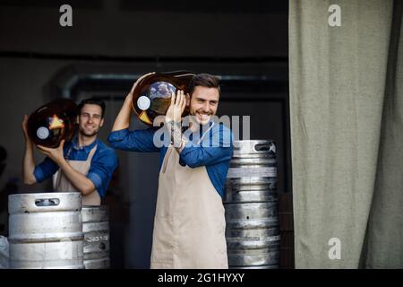 Production de boissons alcoolisées, industrie de la bière et usine moderne Banque D'Images