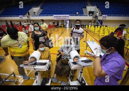 Des femmes âgées ont vu vérifier leur tension artérielle au centre de vaccination COVID-19 de l'Université de Thammasat. L'Université de Thammasat a ouvert une clinique de vaccination COVID-19 à Pathum Tani, avec la capacité de traiter 2,000 cas par jour. Le CoronaVac d'Astra Zenegra sera administré à ceux qui reçoivent des vaccins de ce centre. Les personnes intéressées à recevoir les vaccins COVID-19 de ce centre doivent s'inscrire à l'immunisation à l'aide de l'application Mor Promt (application Doctor is READY). En passant, le centre de vaccination COVID-19 de l'Université de Thammasat est celui de onze universités en Thaïlande qui lancent les vaccins c Banque D'Images