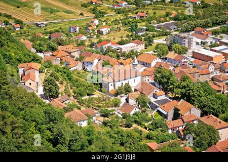 Vue aérienne de Vrlika, ville de Dalmatian Zagora en Croatie Banque D'Images