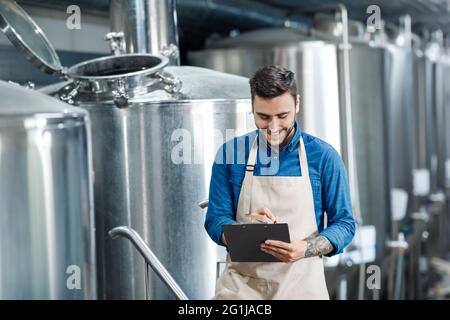 Travail dans la brasserie moderne, la collecte de données et la surveillance de la production Banque D'Images