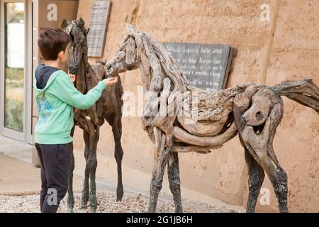 Sculpture de cheval en bois de grève chez les enfants par Heather Jansch à l'Eden Project, Cornwall, Royaume-Uni, mai 2021 Banque D'Images