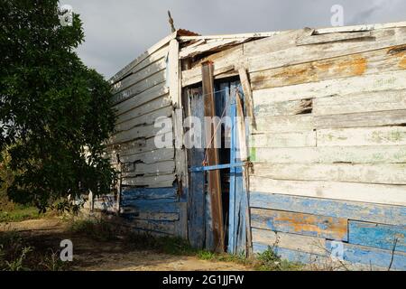 Gros plan d'une ancienne maison en bois abandonnée à Cacela Velha en Algarve, Portugal Banque D'Images