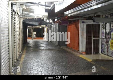 Centre commercial Black Market. Magasins populaires fermés la nuit dans la ville du Brésil, en Amérique du Sud en photo de nuit Banque D'Images