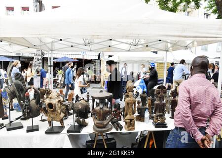 Marché aux puces dans la rue Abbesses - Montmartre - Paris - France Banque D'Images