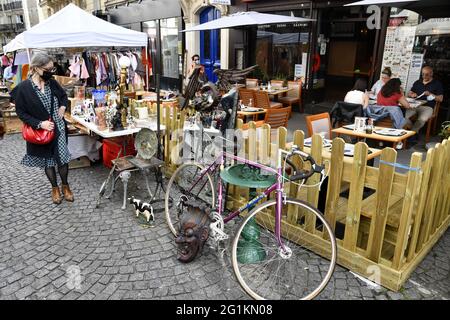 Marché aux puces dans la rue Abbesses - Montmartre - Paris - France Banque D'Images