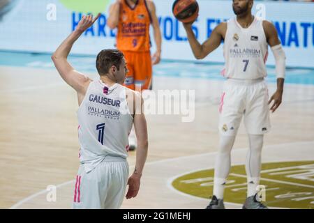 Fabien Caueur (blanc #1) lors de la victoire du Real Madrid sur le Club Valenciabasket (81 - 70) dans la série des demi-finales de Liga Endesa (jeu 1) célébrée à Madrid (Espagne) au Centre Wizink. 6 juin 2021. (Photo de Juan Carlos García Mate / Pacific Press/Sipa USA) Banque D'Images