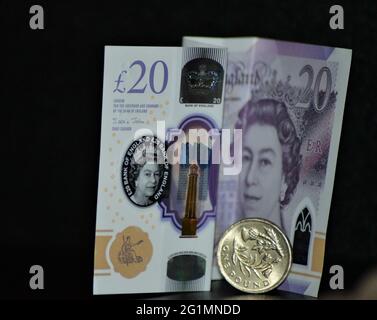 2021 billet de vingt livres et une pièce de monnaie d'une livre sterling Banque D'Images