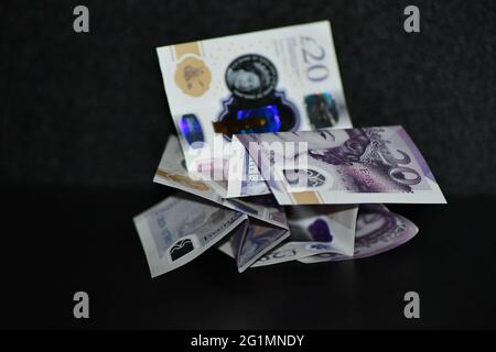 Une pile de billets de 20 livres sterling, en monnaie sterling Banque D'Images