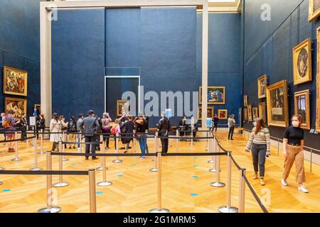 France, Paris, région classée au patrimoine mondial par l'UNESCO, Musée du Louvre, la peinture de la Mona Lisa par Léonard de Vinci, après la réouverture du musée le 05/19/2021, très peu de visiteurs, masque contre le Covid-19 obligatoire Banque D'Images