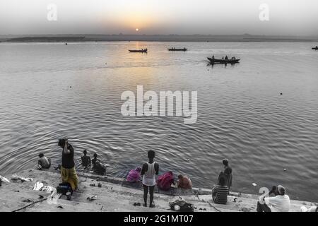 L'Inde, Uttar Pradesh, Varanasi, ablutions dans la rivière Ganga à Assi ghat au lever du soleil Banque D'Images