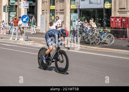 MILAN, ITALIE - MAI 30: Dernière étape de Giro 2021, Jonathan Castroviejo Nicolas concurrent de l'équipe Ineos Grenadiers à grande vitesse pendant le temps individuel Banque D'Images