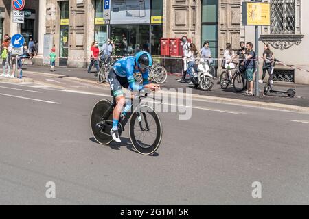 MILAN, ITALIE - MAI 30: Dernière étape de Giro 2021, Francesco Gavazzi concurrent de l'équipe Eolo-Kometa à grande vitesse pendant l'essai individuel dans la ville St Banque D'Images