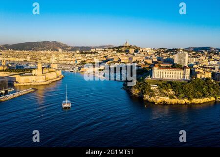 Marseille (sud-est de la France) : vue aérienne de la ville. De gauche à droite, fort Saint Jean, le Vieux Port et le Palais Pharo. Dans le backgroun Banque D'Images