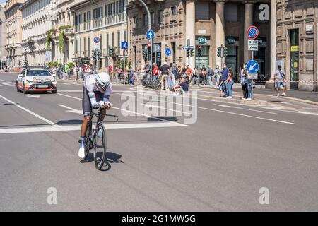 MILAN, ITALIE - MAI 30: Dernière étape de Giro 2021, Amanuel Ghebreigzabhier concurrent et Trek-Segafredo équipe suivant la voiture à grande vitesse pendant les indicd Banque D'Images