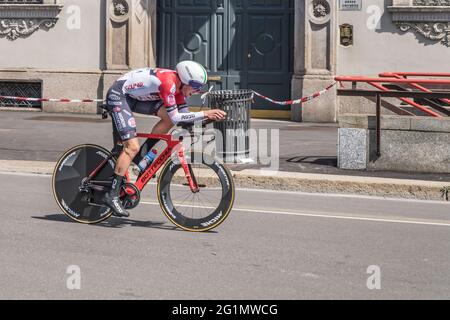 MILAN, ITALIE - MAI 30: Dernière étape de Giro 2021, Simone Ravanelli concurrent de l'équipe Androni-Sidermec à grande vitesse pendant l'essai individuel dans Banque D'Images