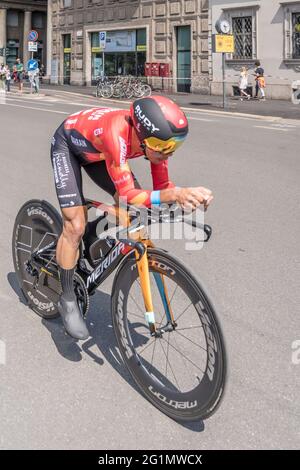 MILAN, ITALIE - MAI 30: Dernière étape de Giro 2021, Yukiya Arashiro concurrent de Bahreïn victorieux équipe à grande vitesse pendant le procès individuel de temps dans Banque D'Images