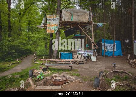 Vue détaillée du camp de protestation des militants de la conservation de la nature dans la forêt de Hambach Banque D'Images