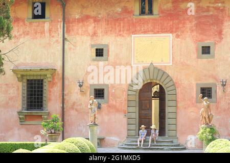 Italie, Toscane, région viticole du Chianti Classico, Greve in Chianti, vignoble de Vignamaggio, façade principale de la Villa Vignamaggio de style Renaissance (XIVe siècle) qui appartenait à la famille Gherardini et qui a servi de cadre pour le film de Kenneth Branagh beaucoup ADO pour rien Banque D'Images