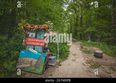 Vue détaillée du camp de protestation des militants de la conservation de la nature dans la forêt de Hambach Banque D'Images