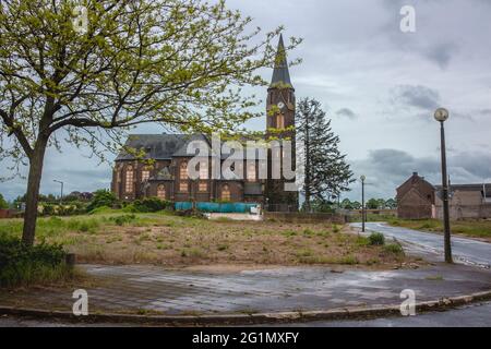 Des rues vides et des maisons abandonnées dans le village réarbré de Manheim - Alt pour la mine d'opencast de Hambach Banque D'Images