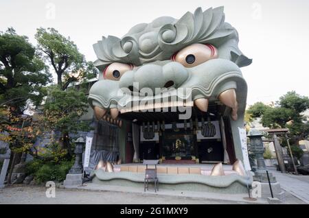 OSAKA, JAPON - 10 décembre 2019 : Osaka, Japon - 03 décembre 2019 : Temple Namba Yasaka avec salle en forme de lion EMA-Den à Osaka, Japon Banque D'Images