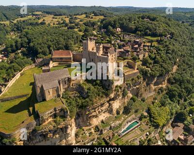 France, Dordogne (24), Périgord Noir, Vallée de la Dordogne, Beynac-et-Cazenac, Étiqueté les plus Beaux villages de France, le château fortifié domine le village (vue aérienne) Banque D'Images