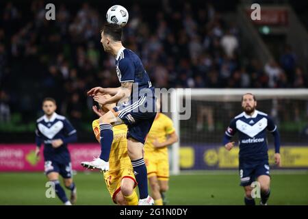 Connor Metcalfe, de Melbourne City, est à la tête du match de football Hyundai A-League entre Melbourne Victory et Adelaide United le 23 mai 2021 à l'AAMI Park de Melbourne, en Australie. Crédit : Dave Helison/Alamy Live News Banque D'Images