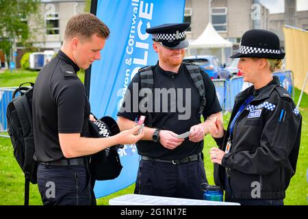 Les policiers des forces extérieures du Royaume-Uni arrivent et commencent à être traités au centre d'information de Devon et de Cornwall police, situé à Devon, avant d'être déployés pour des tâches policières lors du sommet du G7 à Carbis Bay, en Cornwall. Date de la photo: Lundi 7 juin 2021. Banque D'Images