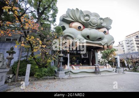 OSAKA, JAPON - 10 décembre 2019 : Osaka, Japon - 03 décembre 2019 : Temple Namba Yasaka avec salle en forme de lion EMA-Den à Osaka, Japon Banque D'Images