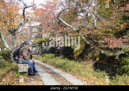 KYOTO, JAPON - 10 décembre 2019 : Kyoto, Japon - 24 novembre 2019 : les touristes observent les couleurs de l'automne le long du chemin du philosophe à Kyoto. Banque D'Images