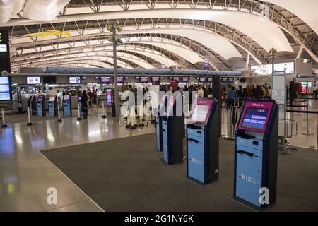 OSAKA, JAPON - 10 décembre 2019 : Osaka, Japon - 03 décembre 2019 : auto-enregistrement automatique au terminal de départ de l'aéroport international de Kansai. Banque D'Images