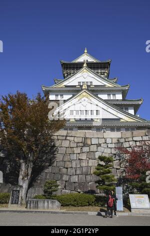 OSAKA, JAPON - 05 décembre 2019 : Osaka, Japon - 01 décembre 2019 : visite touristique et populaire du château d'Osaka à Osaka, Japon. Banque D'Images