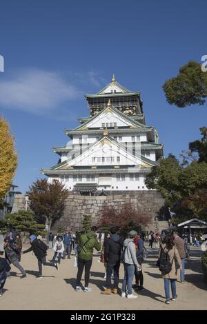 OSAKA, JAPON - 05 décembre 2019 : Osaka, Japon - 01 décembre 2019 : visite touristique et populaire du château d'Osaka à Osaka, Japon. Banque D'Images