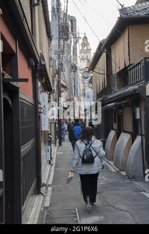 KYOTO, JAPON - 12 décembre 2019 : Kyoto, Japon - 26 novembre 2019 : scène de la rue Kiyamachi Dori, avec les habitants et les visiteurs, à Kyoto, Japon Banque D'Images