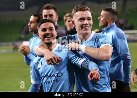 MELBOURNE, AUSTRALIE - 22 MAI : Jamie Maclaren, de Melbourne City, et Scott Galloway, de Melbourne City, lors du match de football Hyundai A-League entre Melbourne City FC et Central Coast Mariners, le 22 mai 2021, à l'AAMI Park, à Melbourne, en Australie. Crédit : Dave Helison/Alamy Live News Banque D'Images