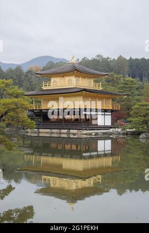 KYOTO, JAPON - 10 décembre 2019 : Kyoto, Japon - 25 novembre 2019 : vue de la shariden du temple bouddhiste Rokuon-ji (le Pavillon d'or, Kinkakuji) à Kyoto, Banque D'Images