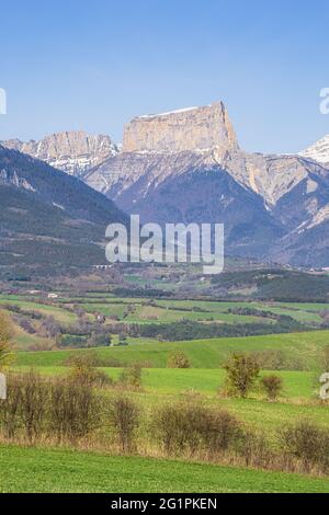 France, Isère, région de Trieves, environs de Mens, Mont aiguille (alt : 2086m) dans le massif du Vercors en arrière-plan Banque D'Images