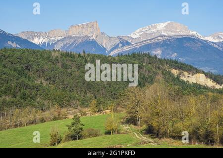 France, Isère, région de Trieves, environs de Mens, Mont aiguille (alt : 2086m) et Grand Veymont (alt : 2341m) dans le massif du Vercors en arrière-plan Banque D'Images