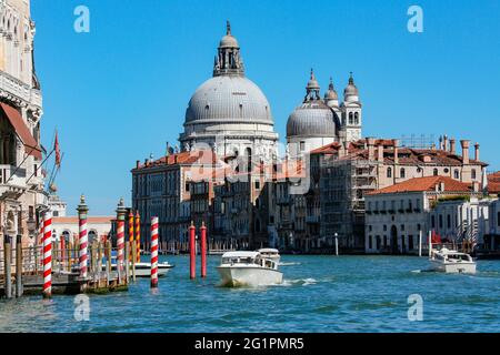 Le Grand Canal dans la ville de Venise dans le nord de l'Italie. Vue depuis le Ponte dell'Accademia sur les dômes de Santa Maria della Salute. L'église est un voti Banque D'Images