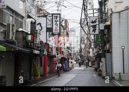 OSAKA, JAPON - 06 décembre 2019 : Osaka, Japon - 02 décembre 2019 : personnes avec parasols dans la rue humide le jour des pluies à Osaka, Japon. Banque D'Images