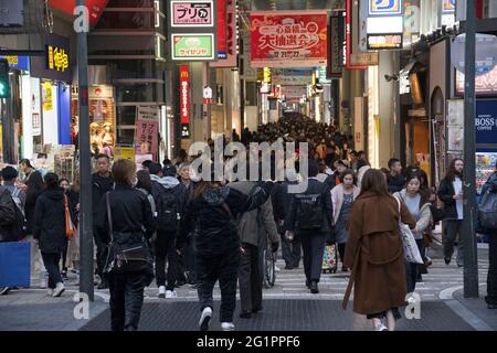 OSAKA, JAPON - 06 décembre 2019 : Osaka, Japon - 02 décembre 2019 : magasin de personnes dans la région de Shinsaibashi à Osaka, Japon. Banque D'Images