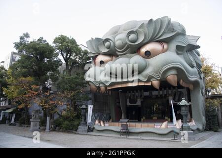 OSAKA, JAPON - 10 décembre 2019 : Osaka, Japon - 03 décembre 2019 : Temple Namba Yasaka avec salle en forme de lion EMA-Den à Osaka, Japon Banque D'Images