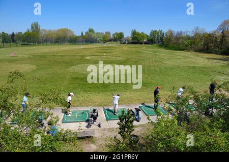France, Val de Marne, Champigny sur Marne, pratique de golf du parc du Tremblay Banque D'Images