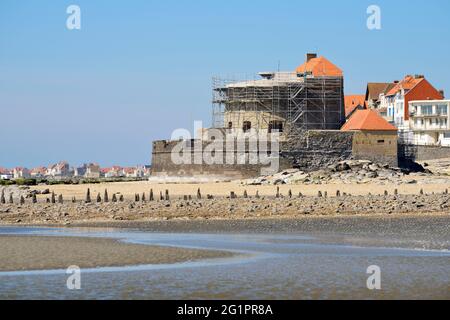 France, pas-de-Calais, Wimereux, Côte d'Opale, Ambleteuse et son fort Vauban vue depuis la plage de Slack Dunes entre Wimereux Banque D'Images