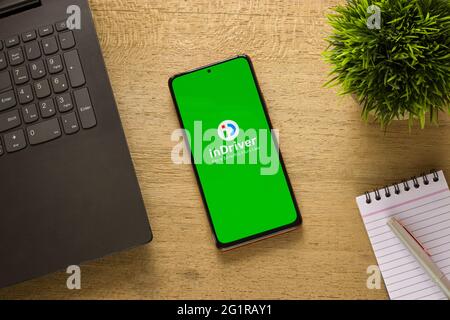 Assam, inde - 29 mai 2021 : logo InDriver sur image de stock d'écran de téléphone. Banque D'Images