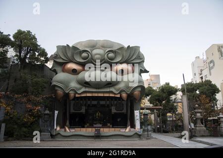 OSAKA, JAPON - 10 décembre 2019 : Osaka, Japon - 03 décembre 2019 : Temple Namba Yasaka avec salle en forme de lion EMA-Den à Osaka, Japon Banque D'Images