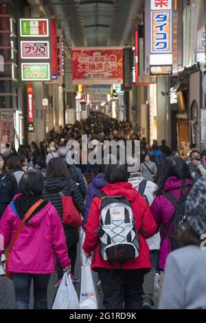 OSAKA, JAPON - 06 décembre 2019 : Osaka, Japon - 02 décembre 2019 : magasin de personnes dans la région de Shinsaibashi à Osaka, Japon. Banque D'Images