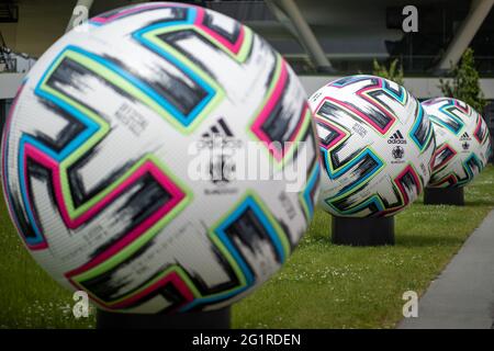 07 juin 2021, Bavière, Herzogenaurach: Les énormes balles de match officielles "Uniforia" d'EURO 2020 se tiennent devant le bâtiment de bureau "Arena" sur les locaux du fabricant d'articles de sport adidas. L'équipe nationale allemande de football ainsi que le personnel de soutien vivront dans les locaux des adidas partenaires du DFB dans le 'Home Ground' pour la durée du Championnat d'Europe. Photo: Daniel Karmann/dpa Banque D'Images