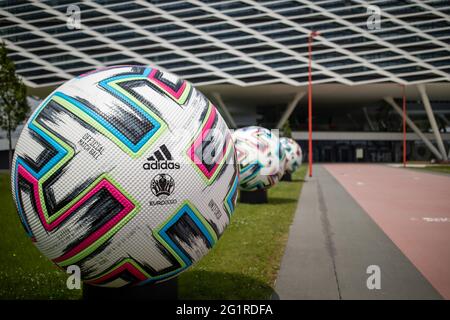 07 juin 2021, Bavière, Herzogenaurach: Les énormes balles de match officielles "Uniforia" d'EURO 2020 se tiennent devant le bâtiment de bureau "Arena" sur les locaux du fabricant d'articles de sport adidas. L'équipe nationale allemande de football ainsi que le personnel de soutien vivront dans les locaux des adidas partenaires du DFB dans le 'Home Ground' pour la durée du Championnat d'Europe. Photo: Daniel Karmann/dpa Banque D'Images