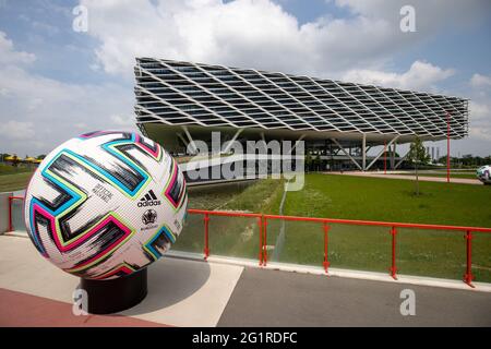 07 juin 2021, Bavière, Herzogenaurach: Un grand ballon de match officiel "Uniforia" de L'EURO 2020 se tient devant le bâtiment de bureau "Arena" sur les locaux du fabricant d'articles de sport adidas. L'équipe nationale allemande de football ainsi que le personnel d'entraînement seront au 'Home Ground' dans les locaux du DFB partenaire adidas pour la durée du Championnat d'Europe. Photo: Daniel Karmann/dpa Banque D'Images